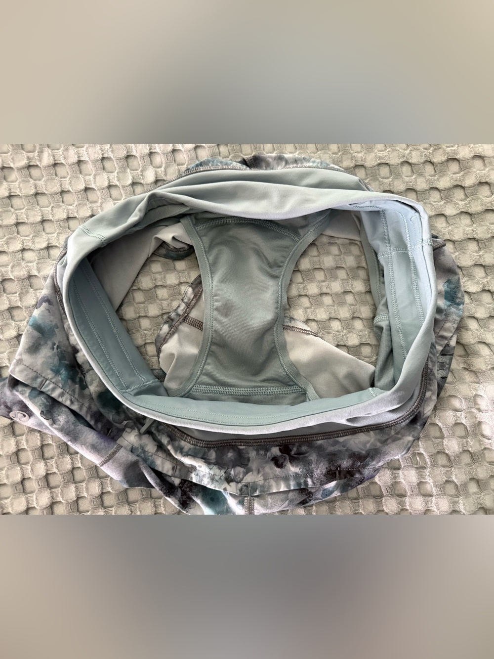 LuLuLemon Speed Up 2.5” low rise short size 4 Kaleidofloral Multi-Blue Cast - Picture 3 of 4